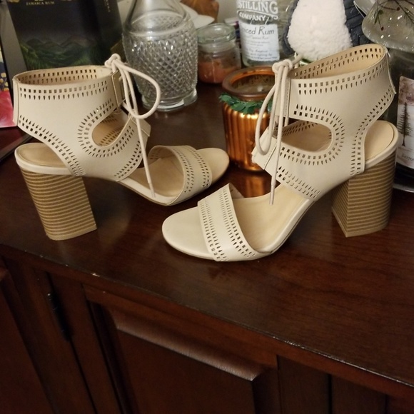 Cute cream heeled sandals - Picture 4 of 8